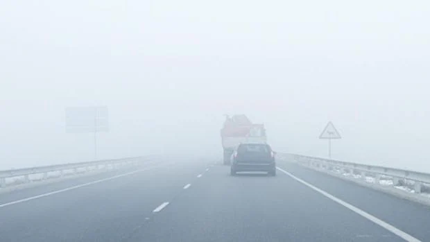 Qué luces hay que llevar en el coche con niebla