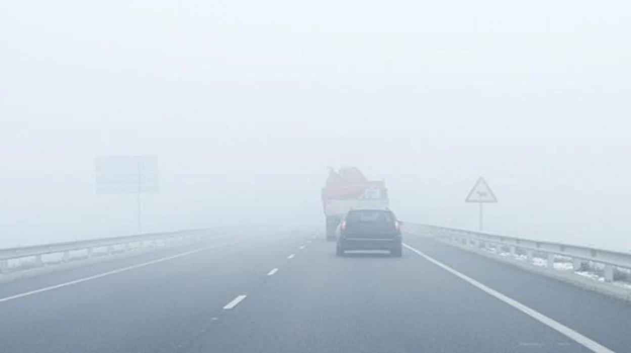 Imagen de una carretera con niebla