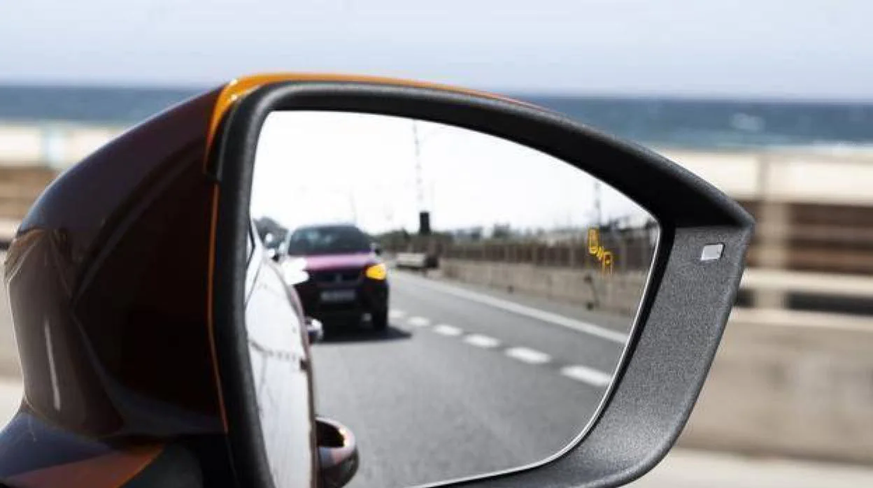 Así debes ajustar los espejos retrovisores del coche para evitar ángulos  muertos
