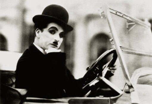 Charlie Chaplin al volante