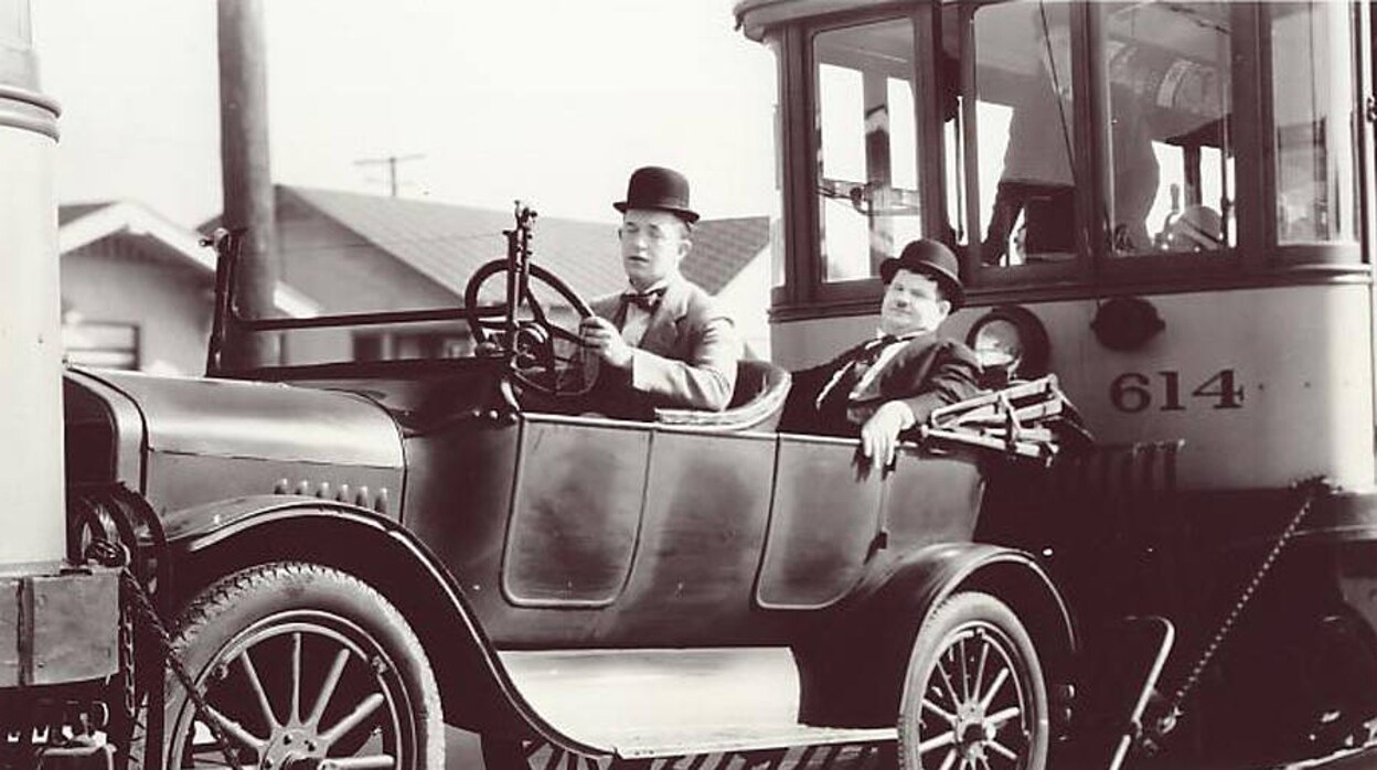 Oliver y Hardy en un Ford-T