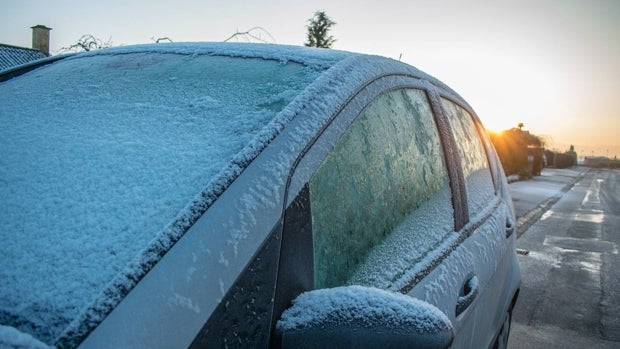 Cómo quitar el hielo sin estropear el parabrisas del coche