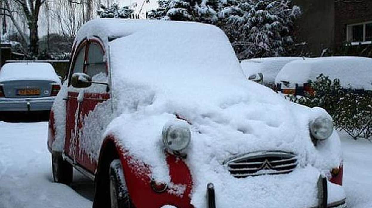 Por qué deberías quitar la nieve acumulada encima del coche