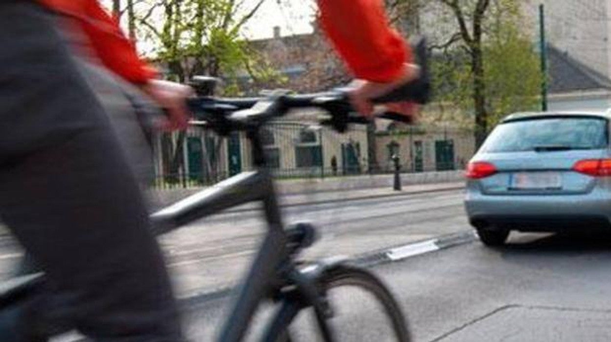 La nueva norma de la DGT para adelantar a los ciclistas