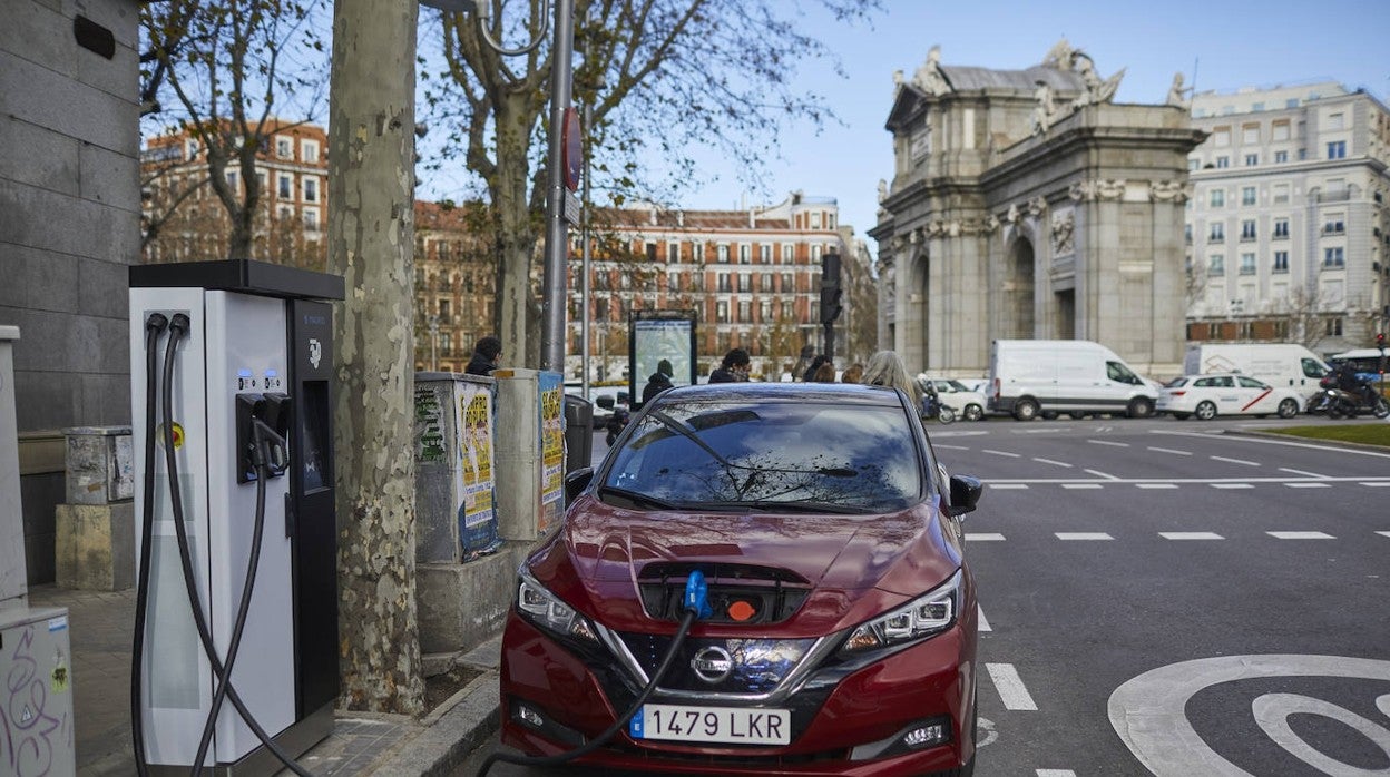 Vehículo eléctrico cargando en la Puerta de Alcalá de Madrid