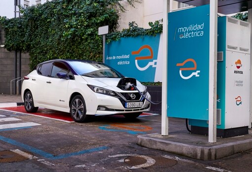 Nissan y Repsol instalarán 15 estaciones de recarga rápida con origen renovable