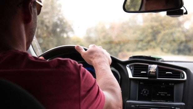 Cómo hay que sentarse en el coche para evitar lesiones