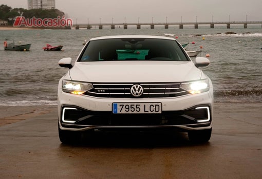 En la vista frontal es donde más se diferencia el GTE del resto de Passat.