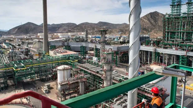 Así es la refinería española que convierte el CO2 en biocombustible