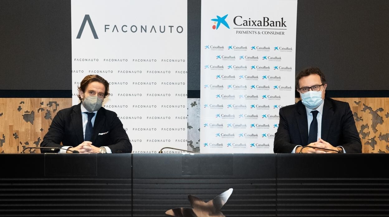 Gerardo Pérez y Xavier Oms, representantes de Faconautoy la Caixa, respectivamente, en la firma del acuerdo