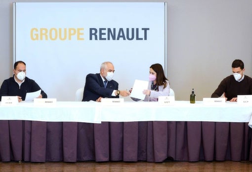 Renault España y sindicatos rubrican el convenio y desbloquean la llegada de nuevos coches