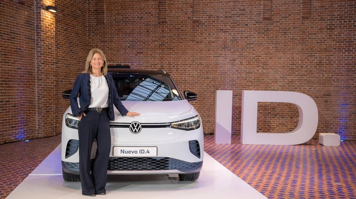 Laura Ros, junto al nuevo Volkswagen ID.4