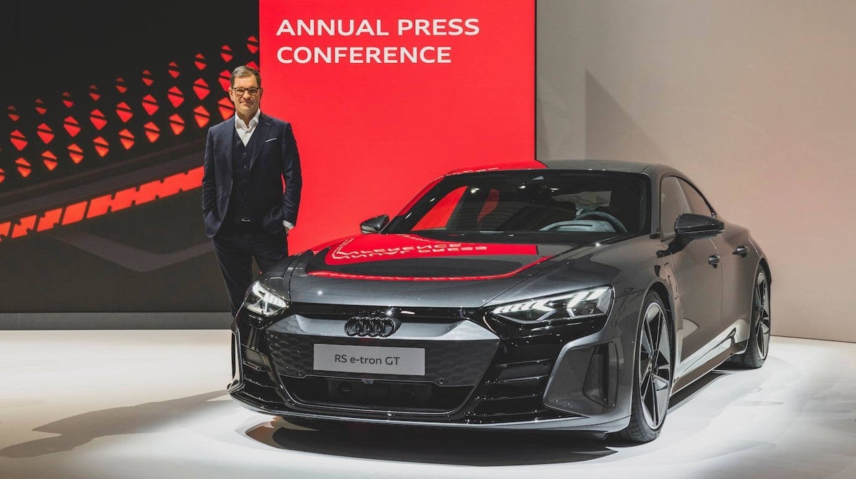 Markus Duesmann, CEO de Audi, junto al RS e-tron GT eléctrico