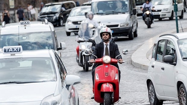 Invadir el sentido contrario, de las infracciones más caras de los motoristas