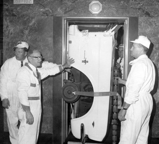 La sección delantera apenas dejaba espacio al ascensorista