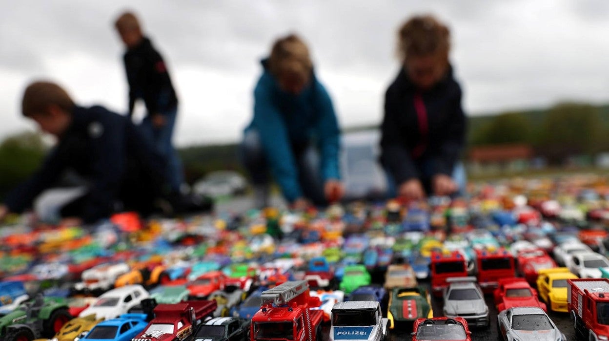 Niños montan un auto cine con coches en miniatura en Duedelsheim, Alemania