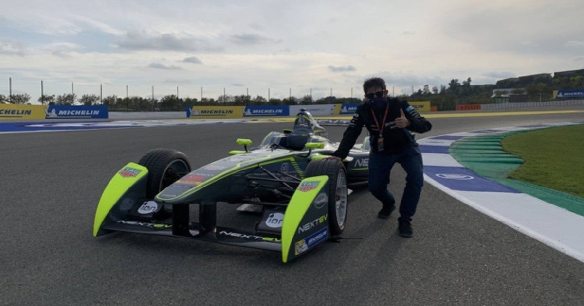 Agustín Delicado, junto a uno de los monoplazas de primera generación de la Fórmula E, en la última curva del Circuit Ricardo Tormo