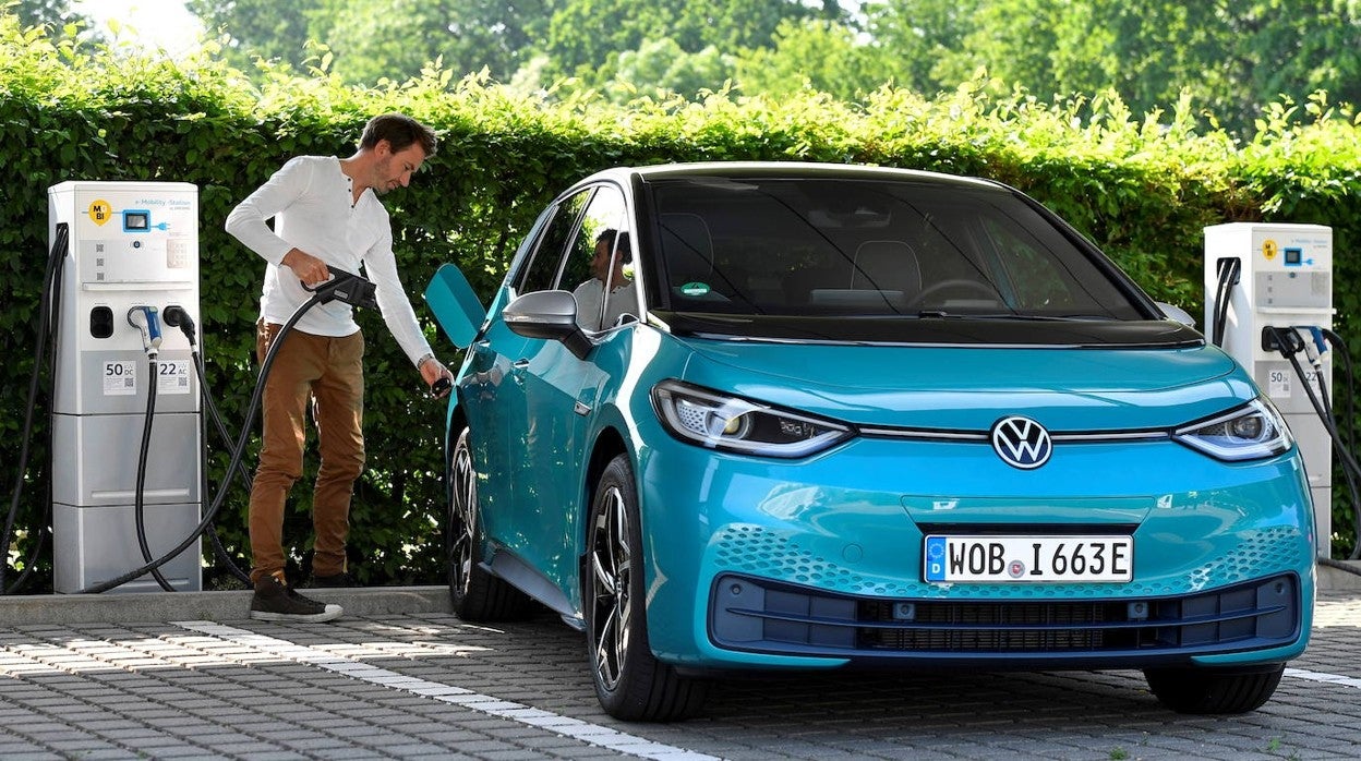 Un hombre recarga un Volkswagen ID.3 eléctrico