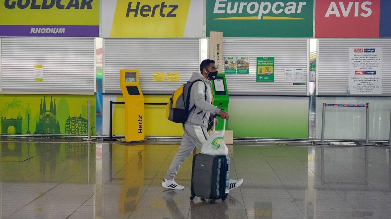 Oficinas de alquiladoras cerradas en el aeropuerto de El Prat, en 2020