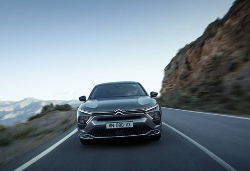 C5 X: Citroën vuelve a la berlina con una propuesta muy poco ortodoxa