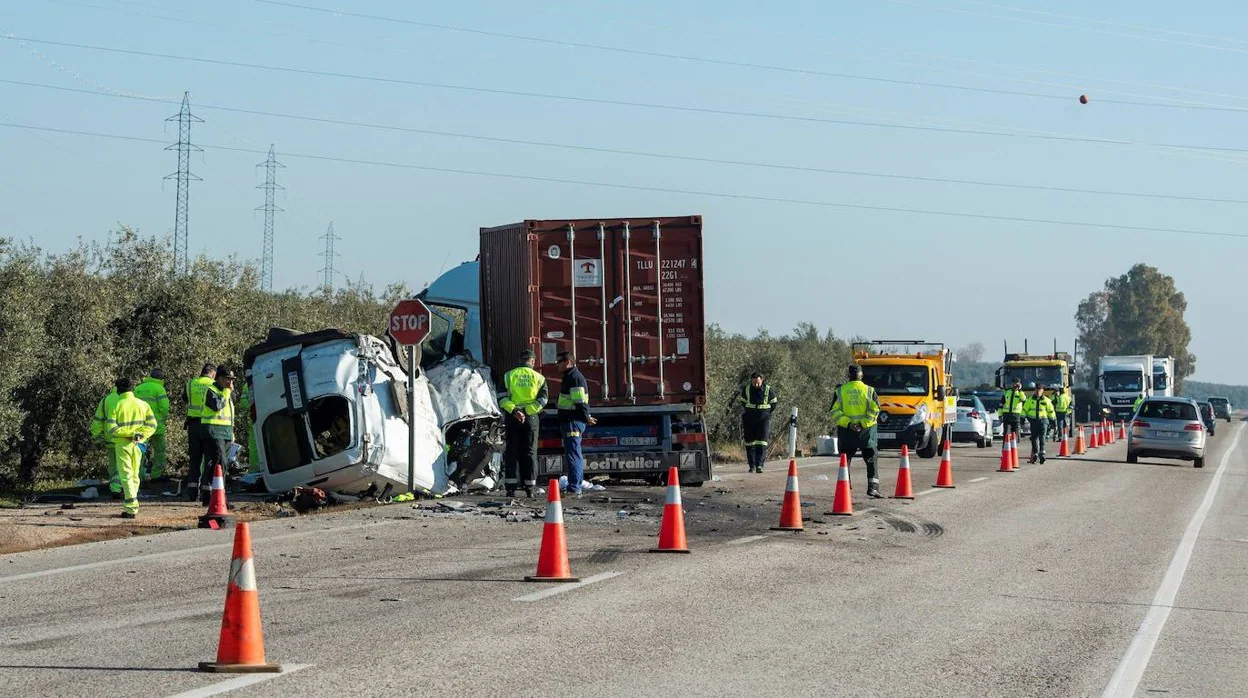 Accidente de un camión y una furgoneta en Sevilla