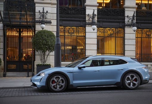 Taycan Cross Turismo, un crossover eléctrico para disfrutar también cuándo el asfalto se acaba