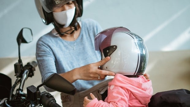 ¿Puedo llevar a mi hijo en moto al cole?