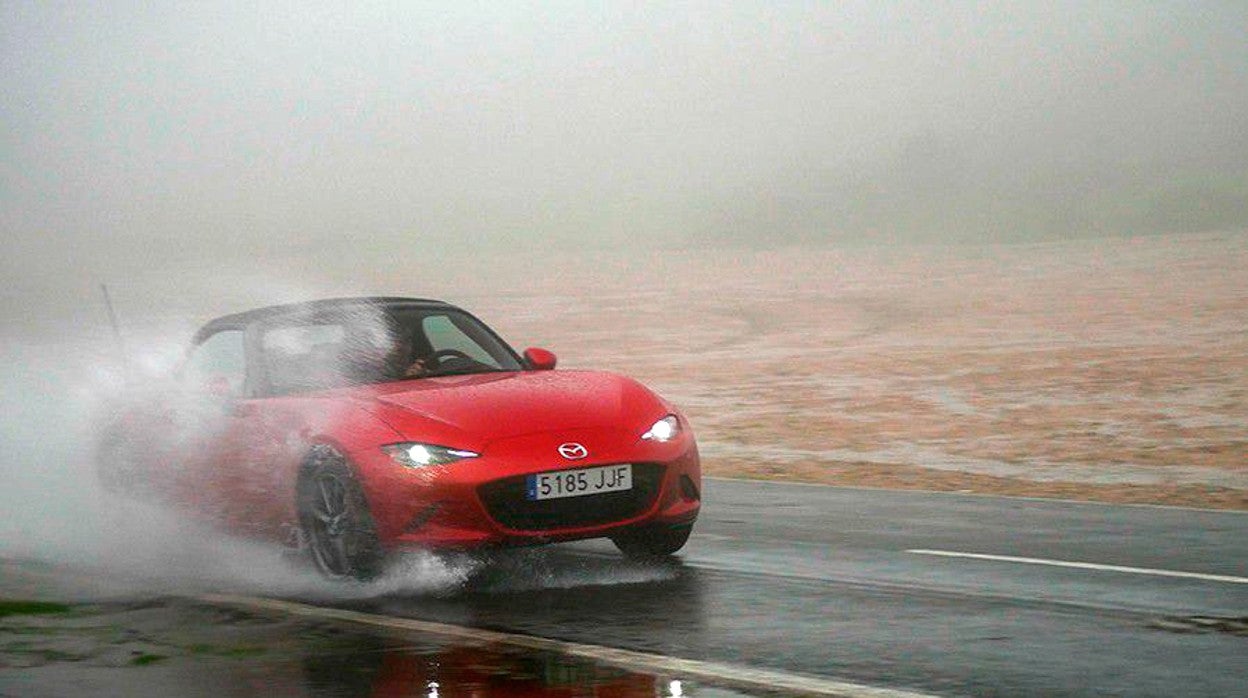 Salpicar a un peatón, entre las sanciones al volante cuando llueve o graniza