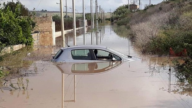 Cómo salir del coche si te quedas atrapado bajo el agua