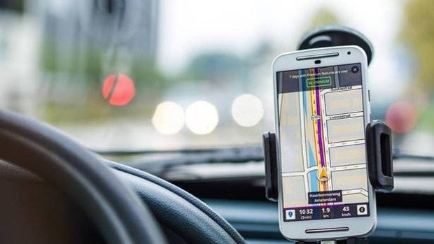 Te pueden multar por usar el GPS del móvil, según la DGT