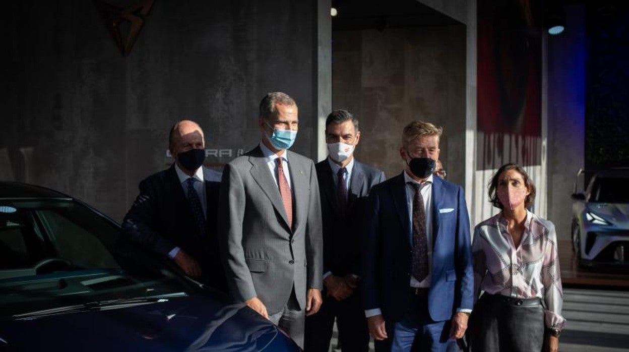 El presidente del Automobile de Barcelona, Enrique de Lacalle, el Rey Felipe VI y el presidente del Gobierno, Pedro Sánchez y la ministra e Industria, Comercio y Turismo, Reyes Maroto, en el Automobile Barcelona, en el recinto de Montjuïc de Fira de Barcelona