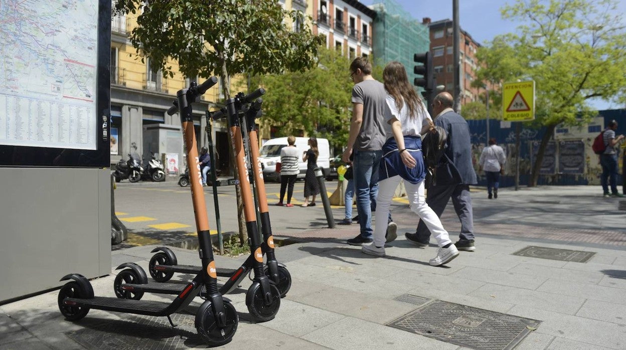 Patinetes y peatones en las calles de Madrid