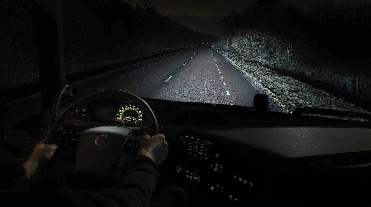 Cómo evitar que te deslumbren conduciendo de noche