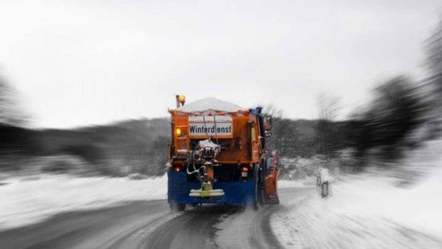 Por qué la sal hace que se derrita la nieve en las carreteras