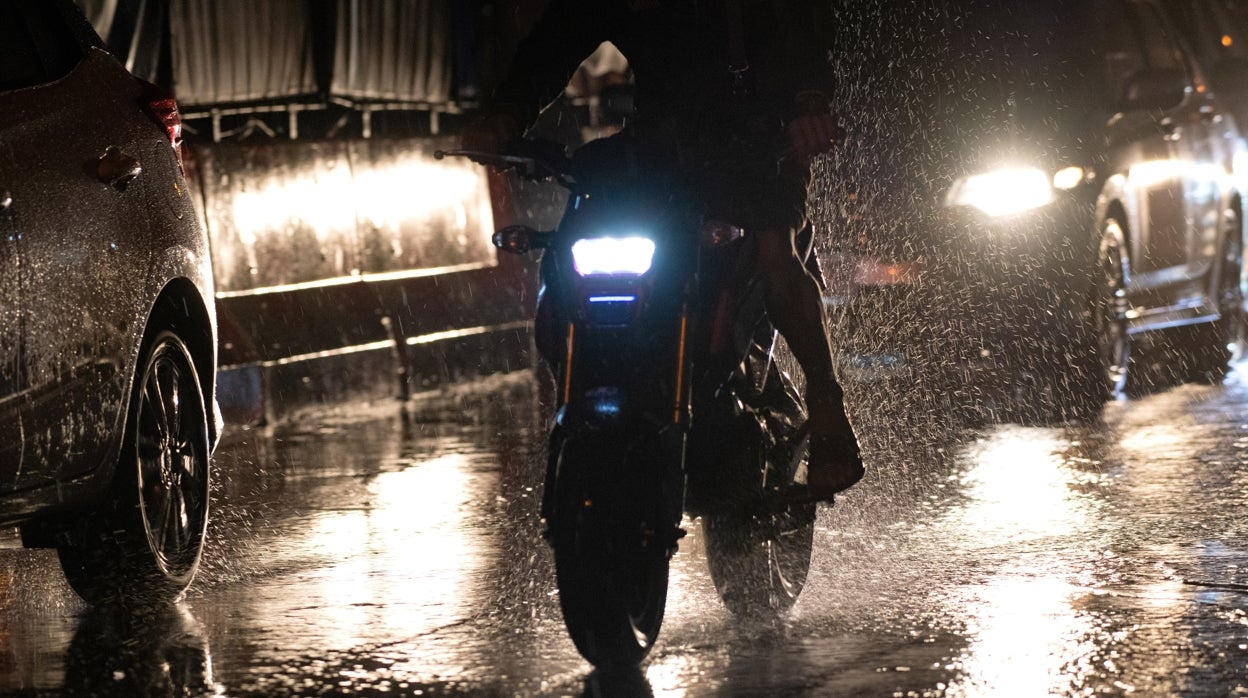 Cómo circular en moto en condiciones de lluvia, niebla y viento