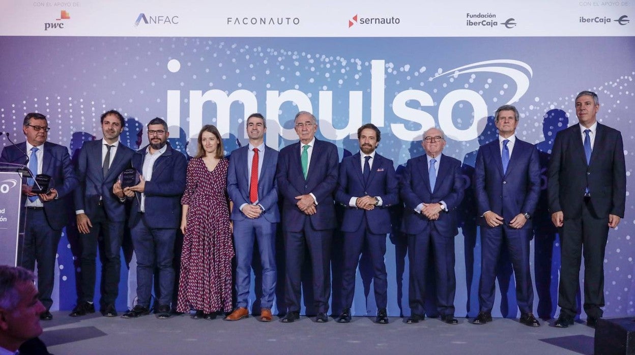 De izquierda a derecha: José Luis Martínez Donoso, director general de Fundación ONCE; Esaú Acosta Pérez, socio de Vic Vivero; Miguel Jaenicke, socio de Vic Vivero; Beatriz Herrera de Miguel, directora de Relaciones Institucionales y Sostenibilidad de Mahou San Miguel; Iñigo Herzog, director de Tecnología de Meep; Amado Franco, presidente de FUNDACIÓN IBERCAJA; Gerardo Pérez, presidente de FACONAUTO; Eduardo Serra, Presidente de la Fundación Transforma España y del Jurado de los Premios Impulso; Francisco Riberas, presidente de SERNAUTO; José Vicente de los Mozos, presidente de ANFAC.