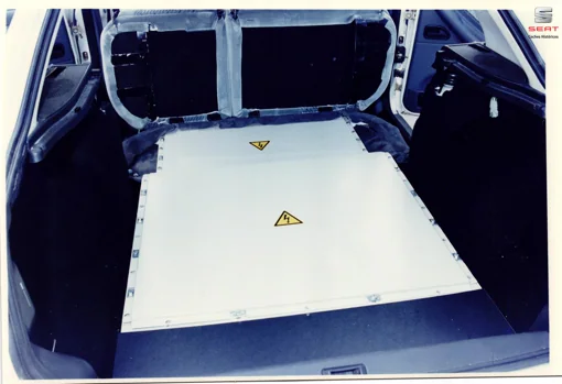 Las 16 baterías de plomo-gel estaban situadas , bajo el asiento trasero y el maletero
