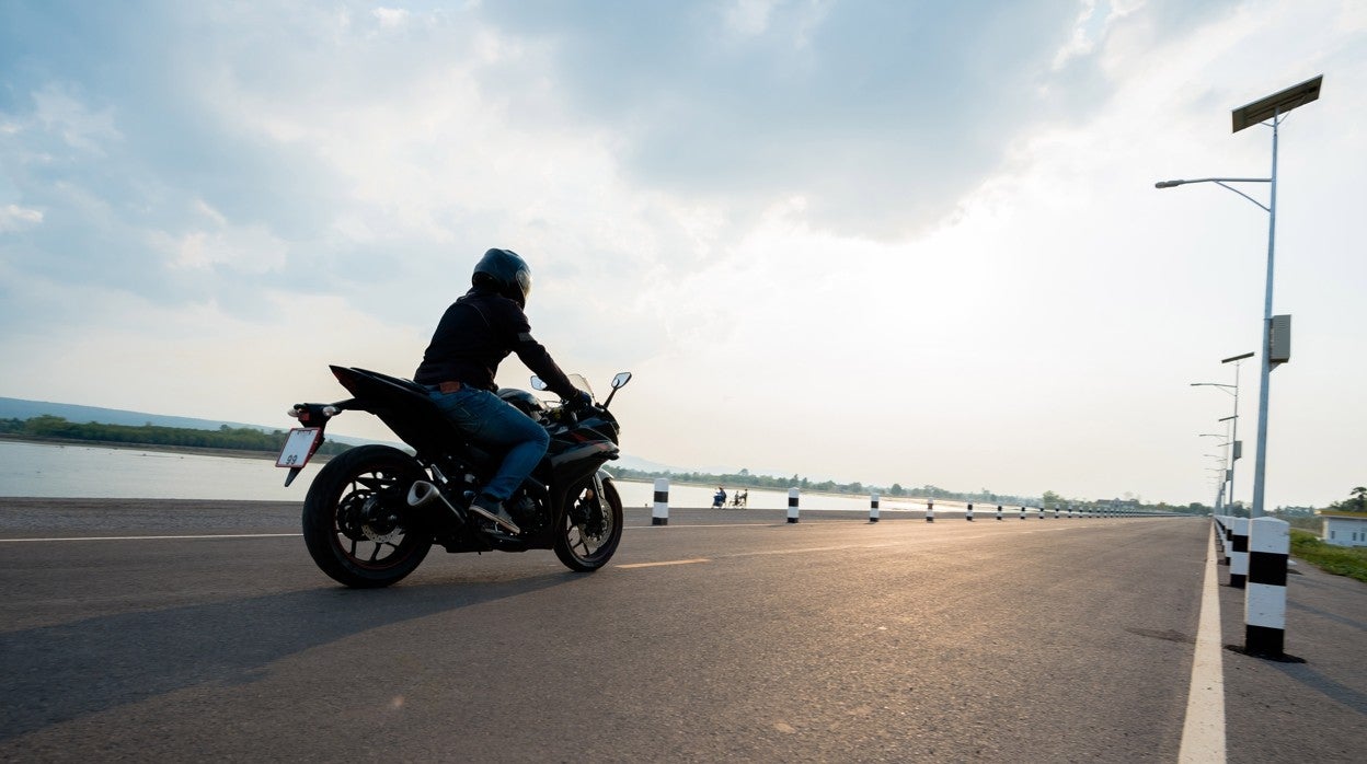 Cómo actuar con la moto si sopla el viento en carretera