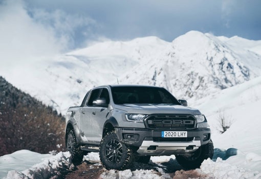 Reto en la nieve: el Ford Raptor se enfrenta al freerider Aymar Navarro