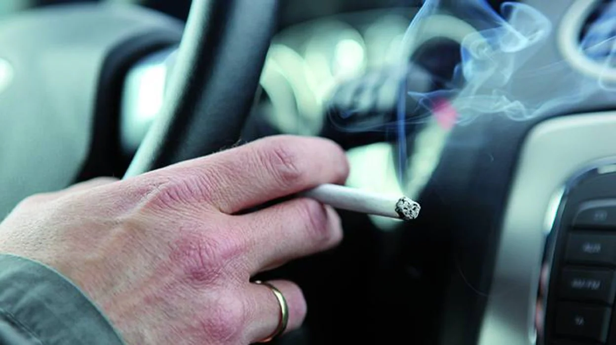 ¿Vas a dejar de fumar en 2022? Te contamos cómo eliminar el olor a tabaco del coche