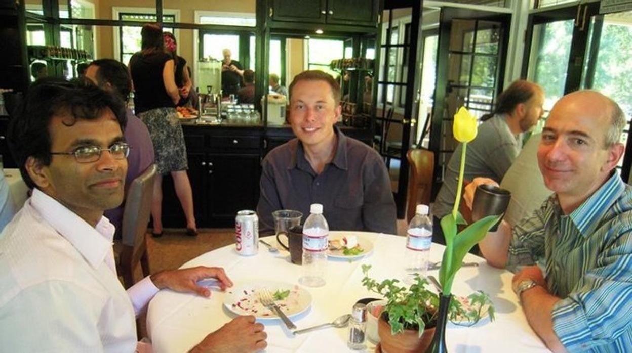 En 2008 se tomó la única imagen de Bezos y Musk juntos, frente al profesor Sendhil Mullainathan