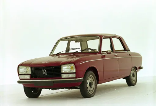 Diez generaciones y 90 años de la serie 300 de Peugeot