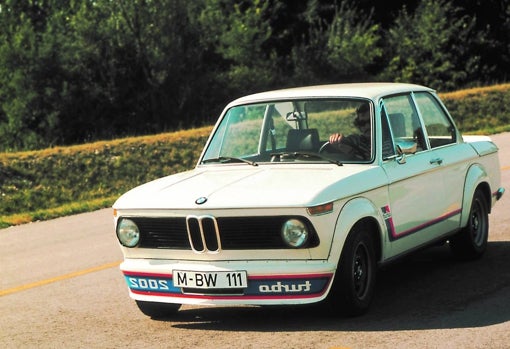 Miré el retrovisor…, y allí estaba el BMW 2002 Turbo