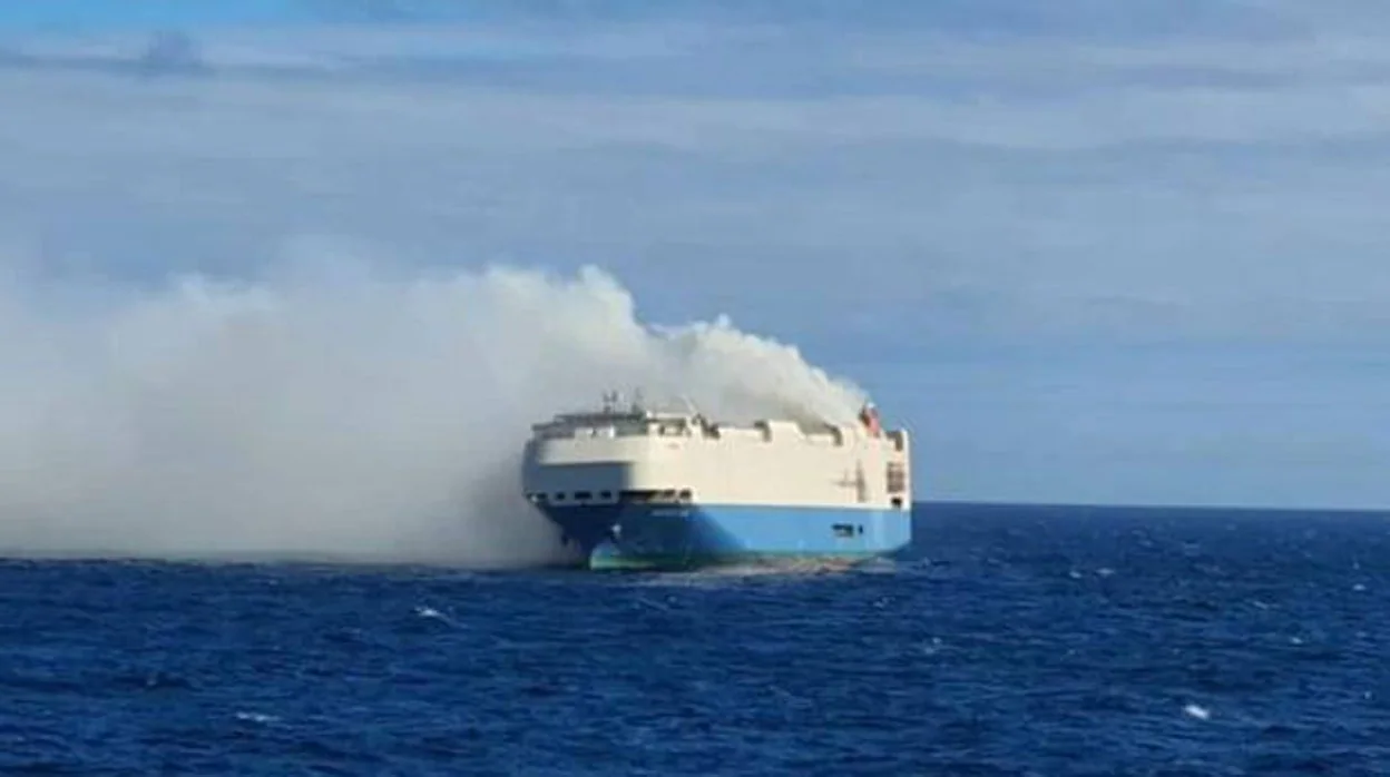 Las baterías de coches eléctricos agravan el incendio de un carguero cerca de Azores