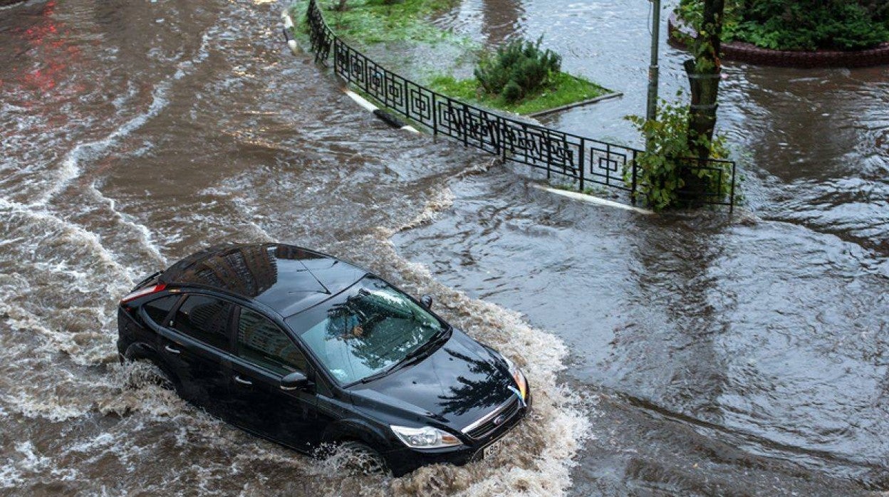 Cómo sobrevivir una tromba de agua si vas en coche