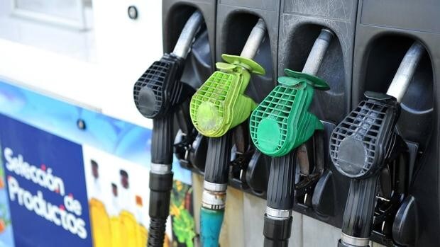 Cuidado con la forma de repostar gasolina: podría acarrear una multa de hasta 3.000 euros