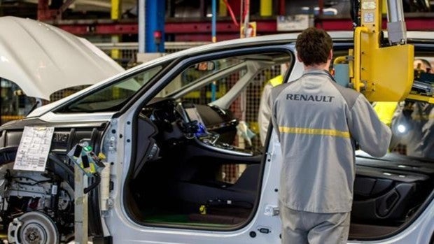 Renault suspende sus actividades industriales en Rusia y podría desprenderse de su participación en Lada