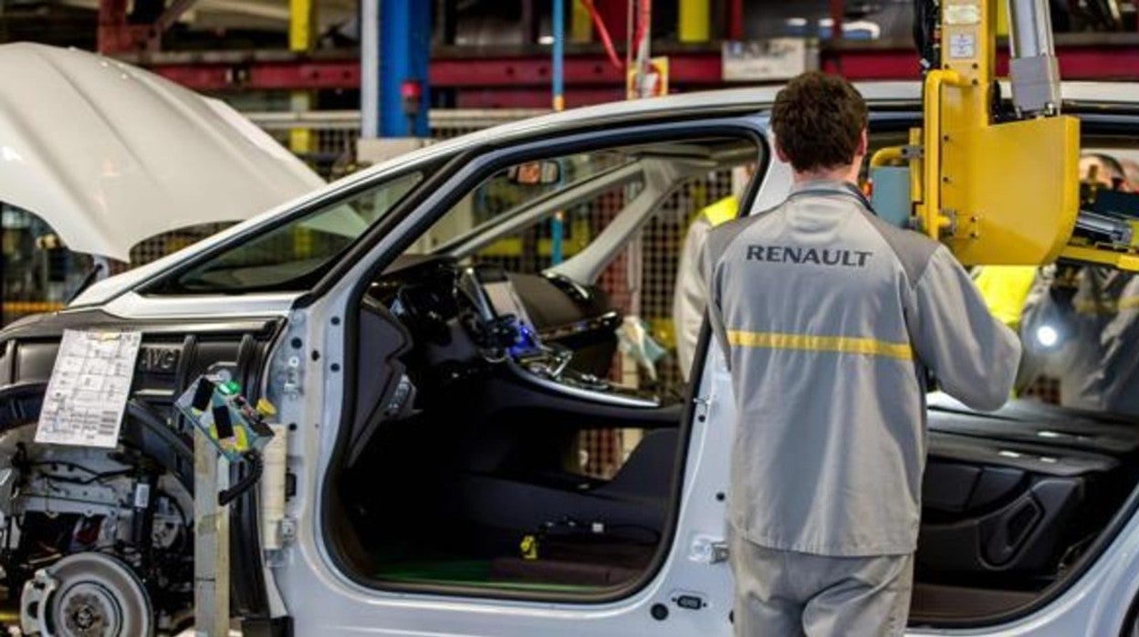 Renault suspende sus actividades industriales en Rusia y podría desprenderse de su participación en Lada