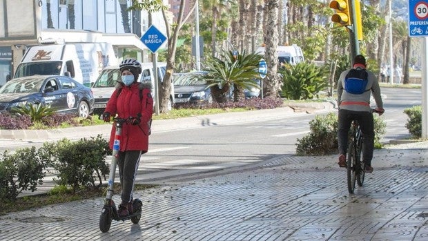 Las nuevas normas para desplazarse en patinete y bici eléctrica explicado por la DGT