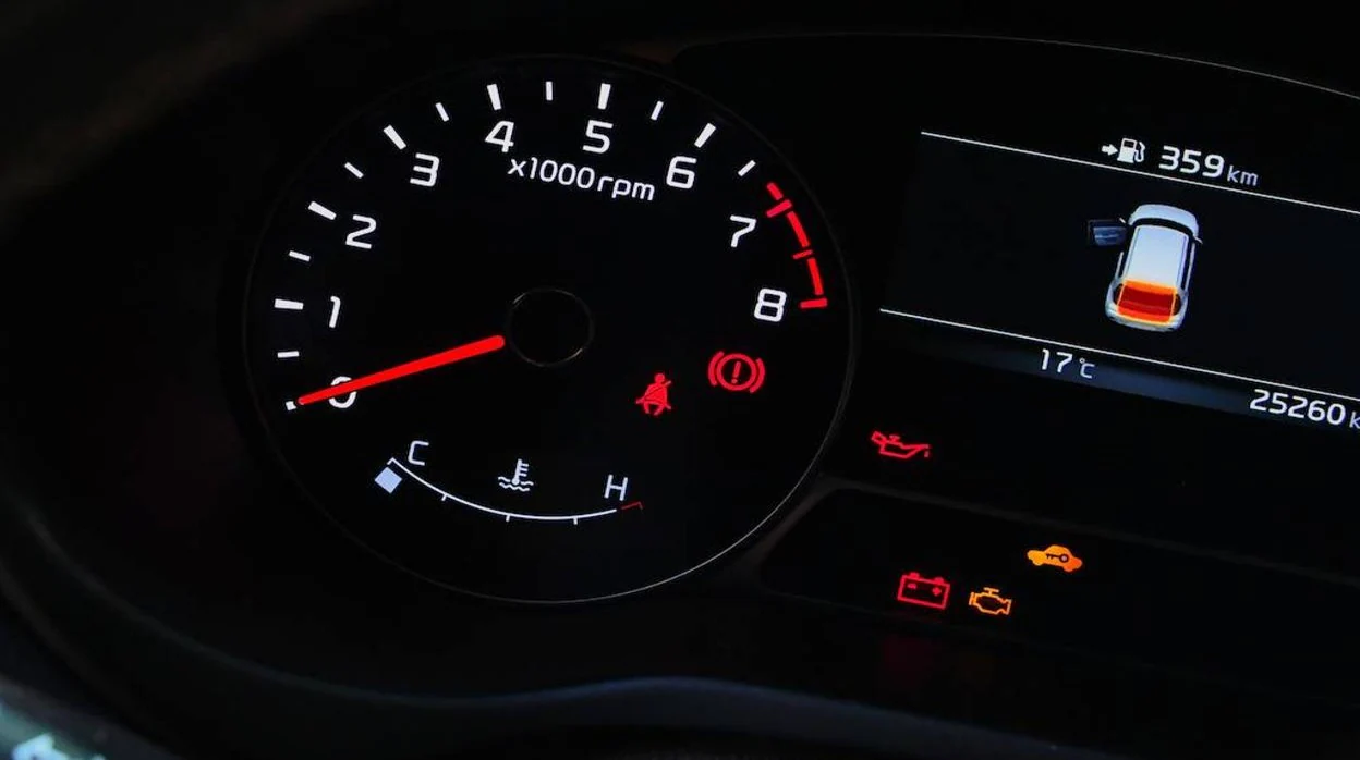 Estos indicadores luminosos del coche pueden significar algo serio